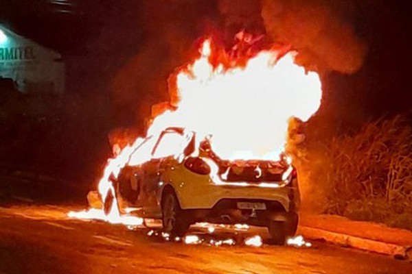 Motorista consegue sair após ver fumaça, mas Bravo fica destruído em incêndio na Av. Marabá; veja