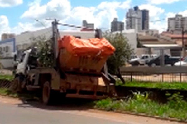 Caminhão com caçamba perde freio e por pouco não cai no Córrego do Monjolo em Patos de Minas
