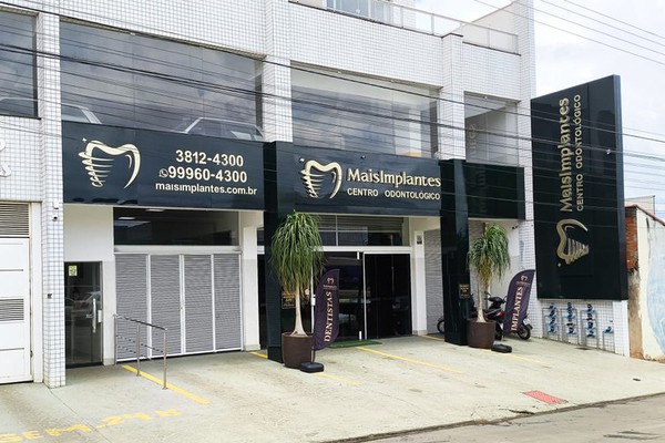 Clínica especializada em Implantes dentários comemora 30 mil implantes e seleciona novos pacientes