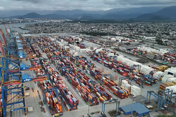Exportações batem recorde e déficit das contas externas cai em junho