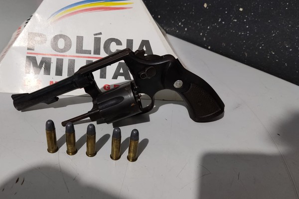 Homem é abordado e preso com arma de fogo e munições escondidas dentro de carro em Patos de Minas