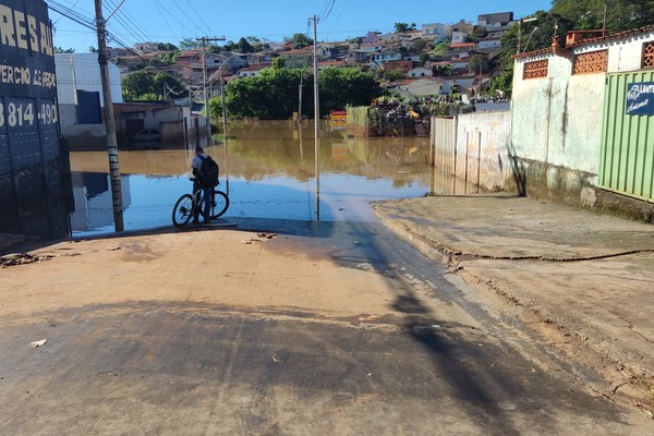 Volume de água abaixa em locais de inundação e alguns moradores já contabilizam prejuízos em Patos de Minas