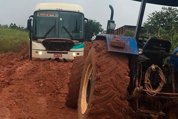 Estrada de Bonsucesso volta a deixar veículos atolados e moradores cobram providências