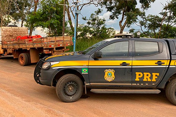 Homens são presos pela Polícia Rodoviária Federal com colhedeira de forragem furtada