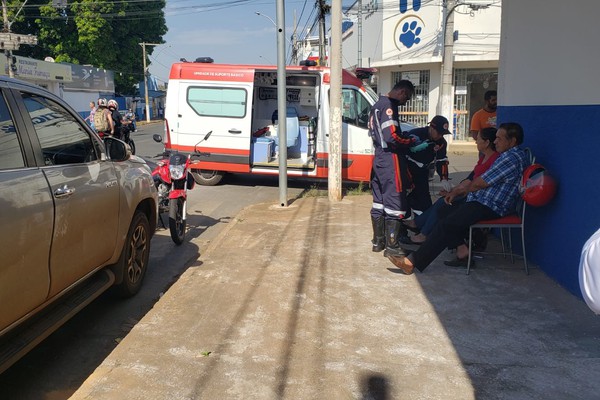 Casal de idosos fica ferido em acidente entre carro e moto na av. Brasil em Patos de Minas