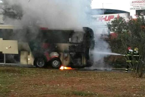 Ônibus de Viagem pega Fogo na BR-040, em Paracatu