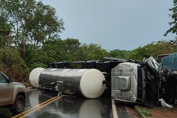 Carreta que transportava leite tomba e fica atravessada na MG 410; trânsito já foi liberado