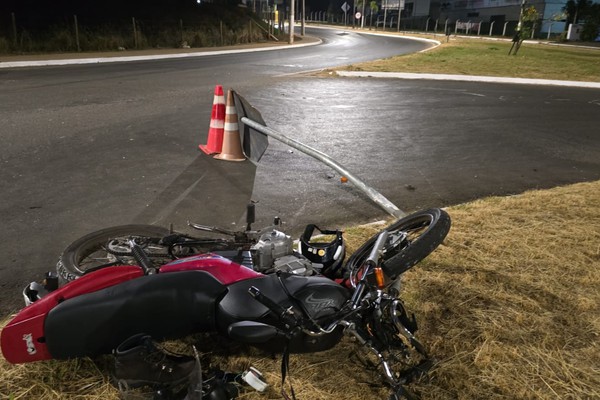 Motociclista perde o controle, bate em placa na Av. Marabá e é socorrido em estado grave