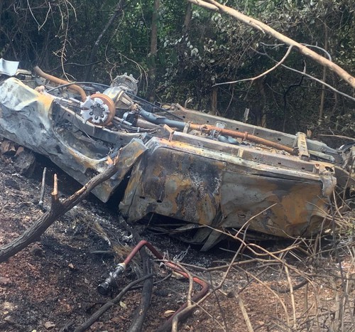 Motorista morre após caminhonete sair da pista, cair em ribanceira e pegar fogo na BR-251