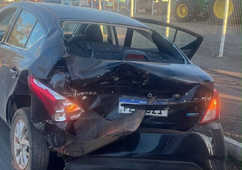 Motorista com sintomas de embriaguez bate na traseira de carro na avenida JK e foge do local
