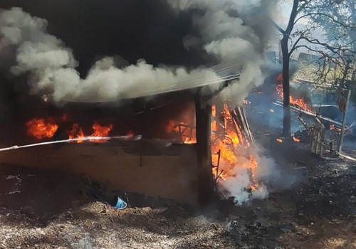 Incêndio em vegetação atinge barracão com sucata de aparelhos de academia em Patos de Minas