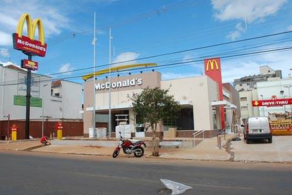 Prestes a ser inaugurado, obra do McDonalds gera polêmica em Patos de Minas
