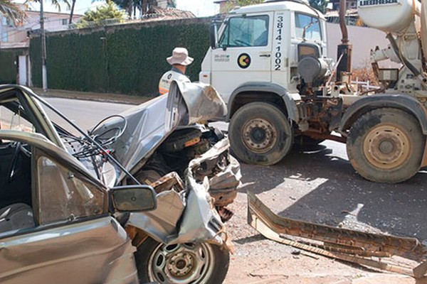 Veículo fica com a frente destruída após acidente com caminhão de concreto em Patos de Minas