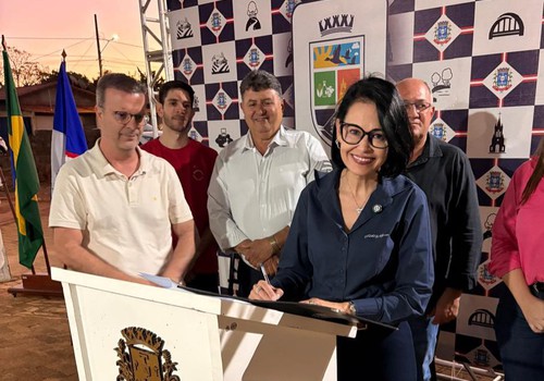 Sandra Gomes autoriza asfaltamento de ruas e entrega títulos de regularização em Santana de Patos