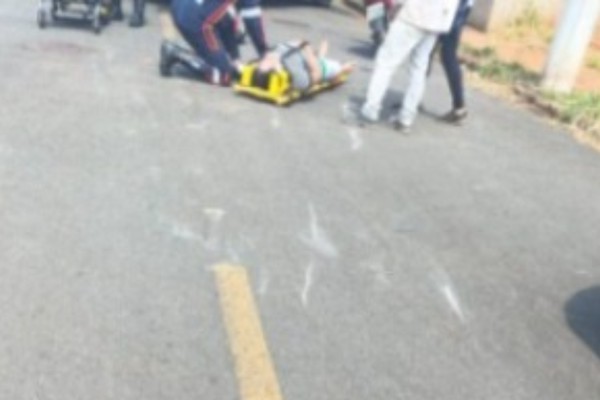Motociclista fica ferido após bater em cachorro que atravessou rua no Jardim Quebec, em Patos de Minas