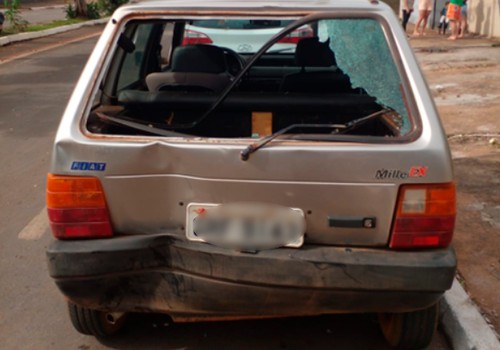Adolescente "empina" moto emprestada, perde o controle e bate em carro estacionado