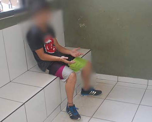 Detido homem disfarçado de rapariga em WC de colégio feminino no