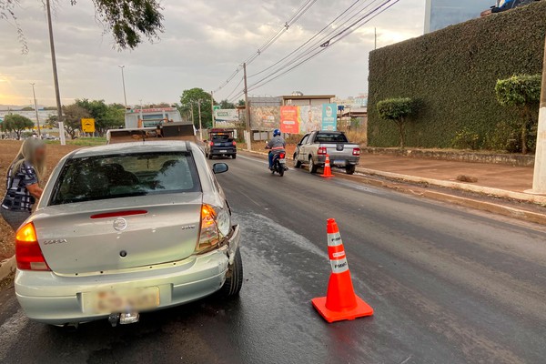 Motorista perde controle de picape e vai parar na ciclovia após batida em Patos de Minas