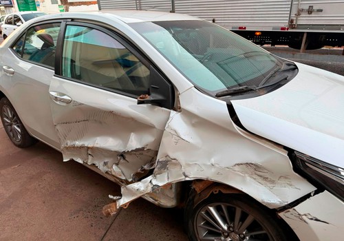 Caminhão invade canteiro após bater em carro de passeio e destrói mais de 20 mil mudas de café