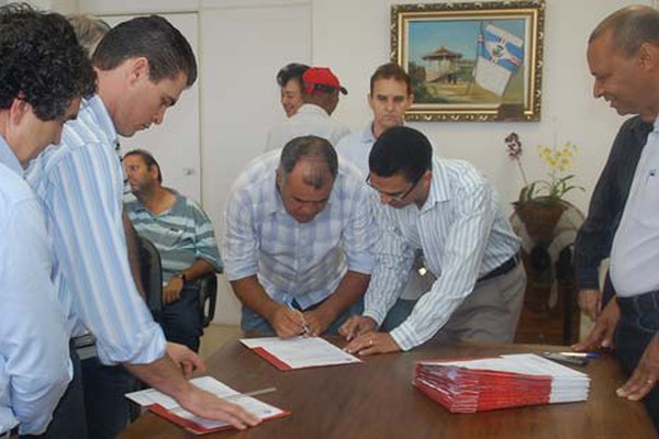 Administração Municipal regulariza imóveis no Sebastião Amorim e entrega 25 escrituras para mutuários