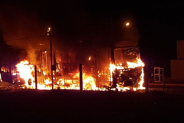 Bandidos voltam a incendiar ônibus em Patos de Minas; PM cerca bairro à procura dos criminosos