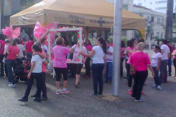 Contra o câncer de mama: profissionais movimentam o centro com o Outubro Rosa