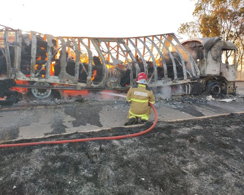 Caminhão que transportava tecido pega fogo na BR 365 e é totalmente consumido pelas chamas