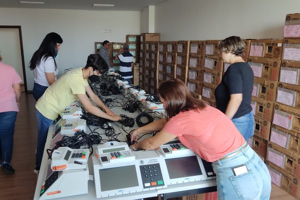 Urnas eletrônicas que serão usadas na região são auditadas e preparadas para o segundo turno