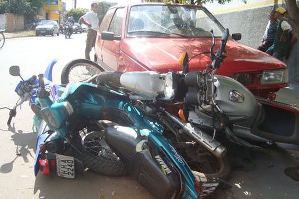 Motorista perde o controle e bate em quatro motocicletas na rua Dona Luiza