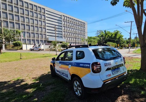 Ambulante que chamou operador de caixa de aleijado responderá criminalmente em Patos de Minas