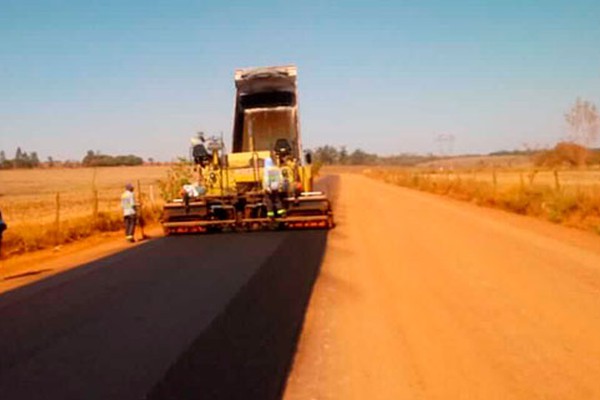 Estrada da Serrinha ganha mais uma camada de asfalto; previsão de término da obra é em Outubro