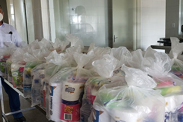 Prefeitura inicia a distribuição de cestas e kits de higiene e limpeza para famílias carentes