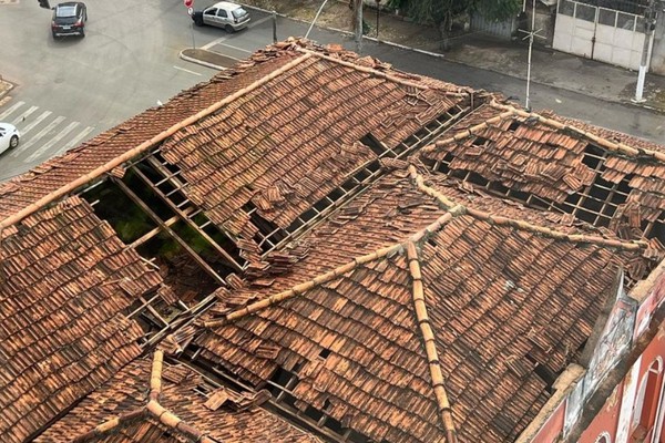 Imagens de cima mostram que telhado do prédio centenário do antigo cadeião já está desabando