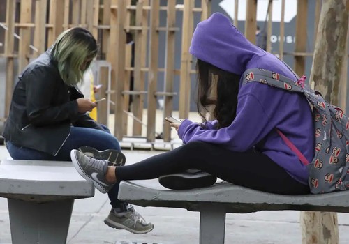 Celular em sala desafia dia a dia de professores, dizem pesquisadores