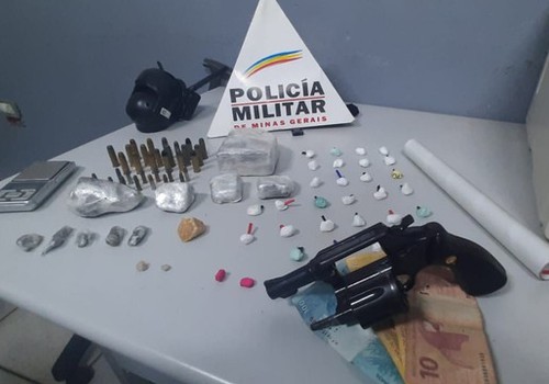 Em operação para localizar moto furtada, Polícia Militar descobre boca de fumo com drogas e arma