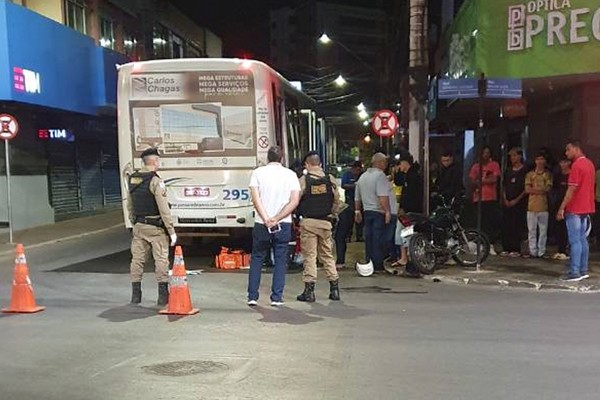 Acidente entre moto e ônibus do transporte coletivo na rua Major Gote deixa casal gravemente ferido