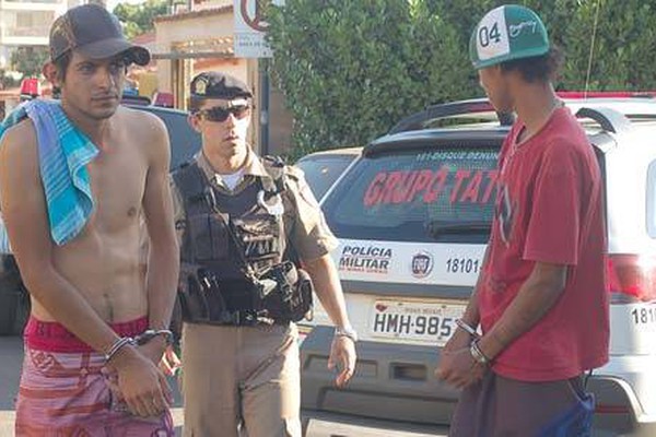 PM encontra fuzil, rádios e joias no Novo Horizonte e três pessoas acabam presas
