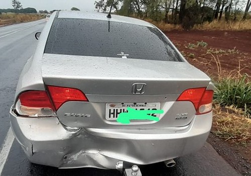 Condutora freia na BR 352 durante muita chuva e é atingida por carro que seguia logo atrás