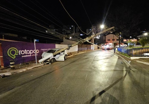 Motorista perde o controle, acerta em cheio poste de iluminação e interdita pista da avenida Fátima Porto