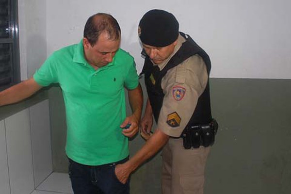 PM prende homem com mais de 80 porções de cocaína e dinheiro em Patos de Minas