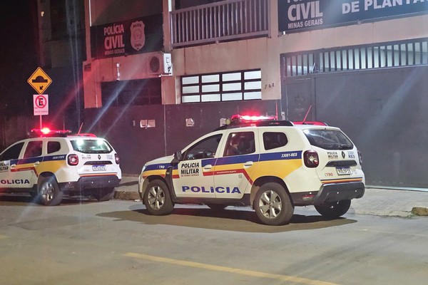 Homem é preso com armas após proferir absurdos contra a própria mãe e incendiar pertences dela