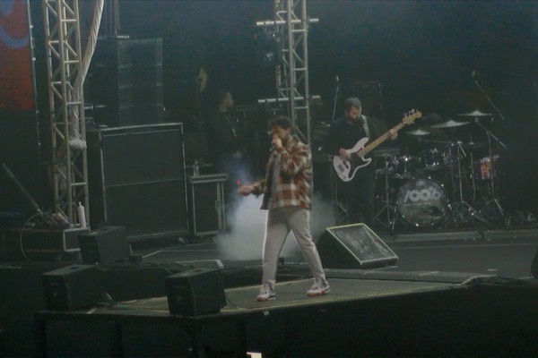 Gustavo Mioto faz dancinha com músicos e canta o mega-sucesso "Cheia de Manias"; veja ao vivo