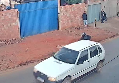 Video mostra motorista derrubando ciclista e indo embora sem prestar socorro; ela pede ajuda para identificá-lo