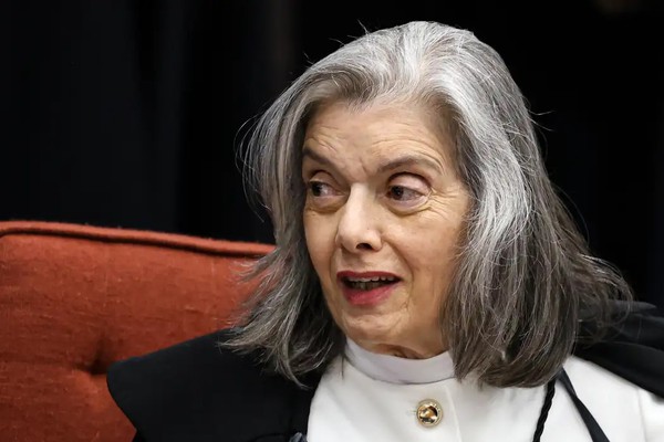 Cármen Lúcia forma maioria pela condenação de Bolsonaro e aliados