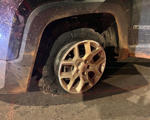 Mulher é flagrada dirigindo com pneu estourado e em zigue-zague no Centro de Patos de Minas