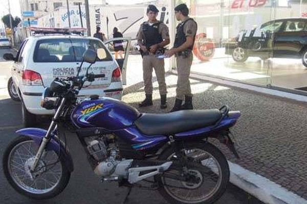 Polícia flagra adolescente de 15 anos conduzindo motocicleta no centro