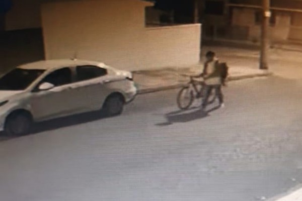 Vídeo mostra homem levando mochila com remédios para câncer; paciente pede ajuda para encontrá-la