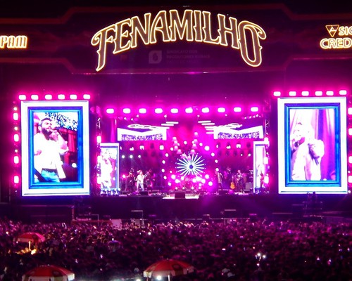 Henrique e Juliano fazem o público cantar com o sucesso “Arranhão” na Fenamilho 2026; veja ao vivo
