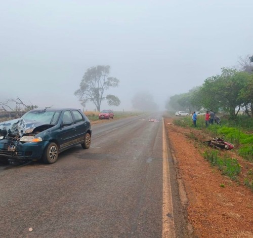 Motociclista morre ao bater de frente com carro na AMG 1420, em Arapuá; motorista ficou ferida