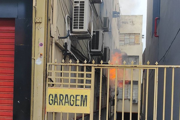 Incêndio em prédio comercial no centro de Patos de Minas mobiliza bombeiros nesta manhã; veja
